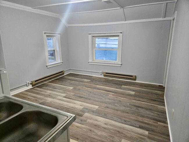 Building Photo - 409 Cedar St