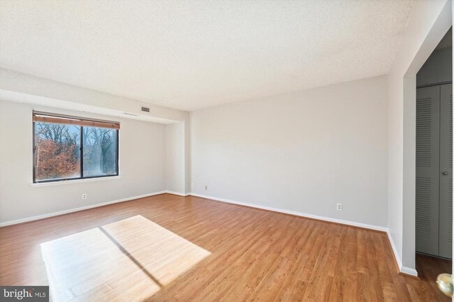 Foto del edificio - 3800 Powell Ln