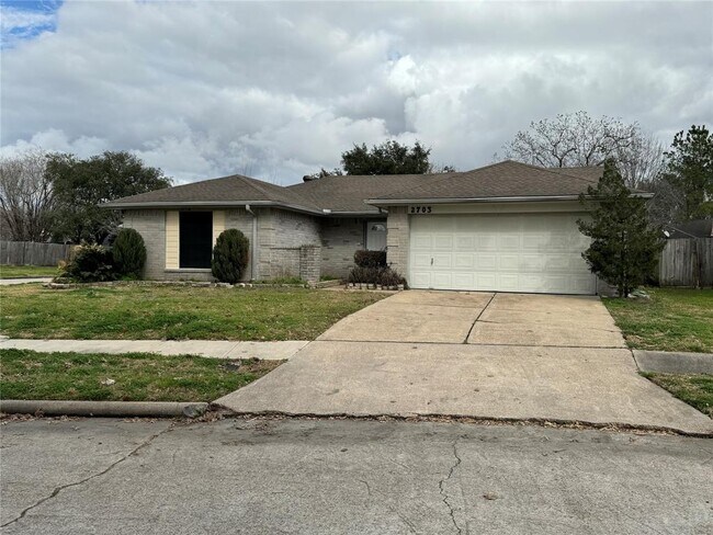 Building Photo - 2703 Lambeth Dr
