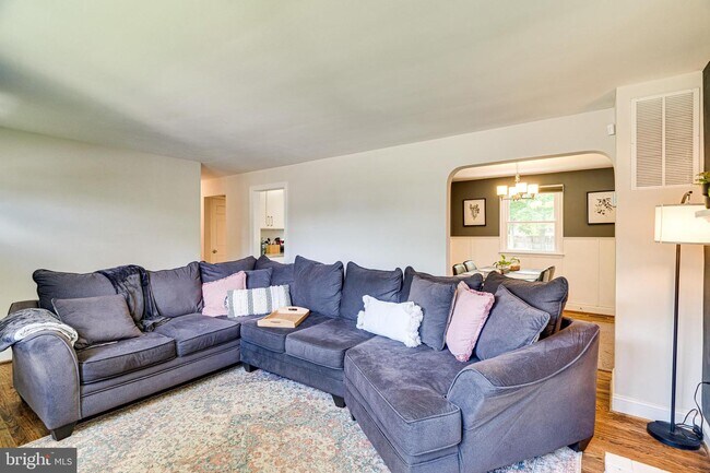 Foto del edificio - 7905 Elmwood Ln