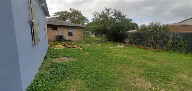 Foto del edificio - 562 NW 13th St