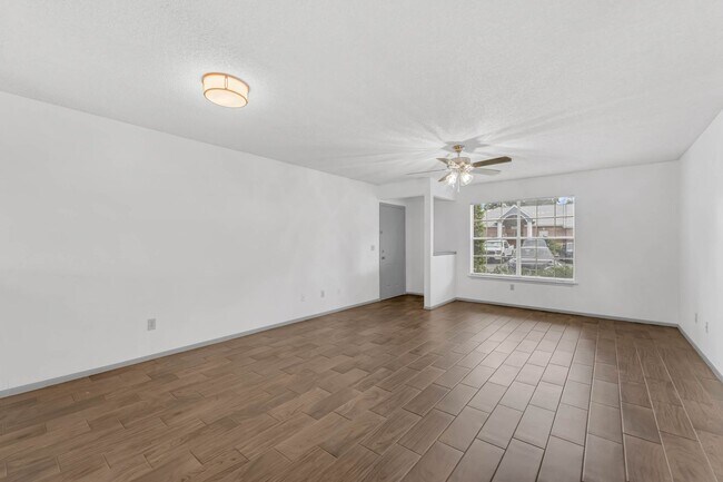 Building Photo - First Floor 2/2 Condo with private back in...