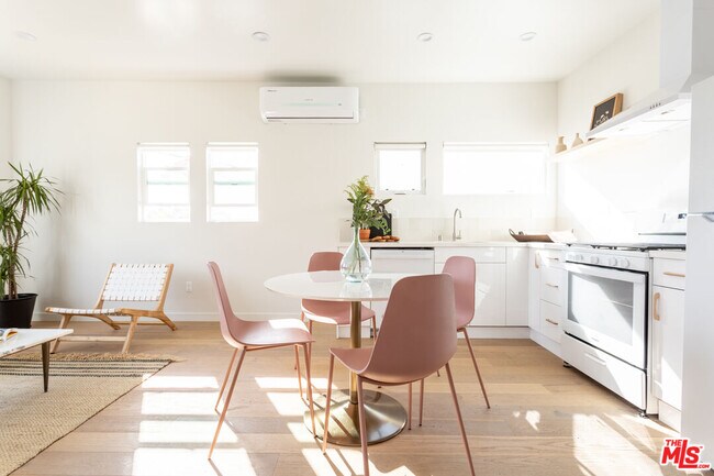 Foto del edificio - 3611 1/2 Bellevue Ave