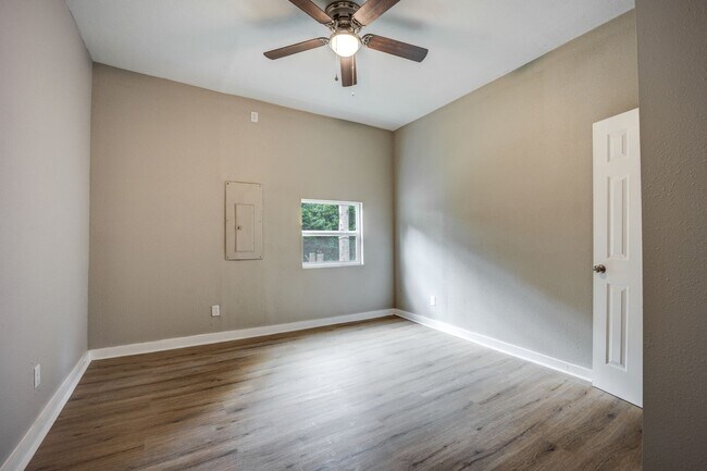 Building Photo - Freshly Updated 2 Bedroom House