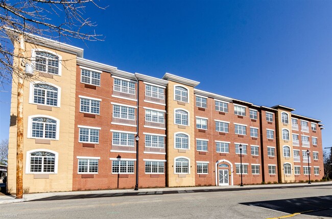 Building Photo - 1 br, 1 bath  - Lake side Residence