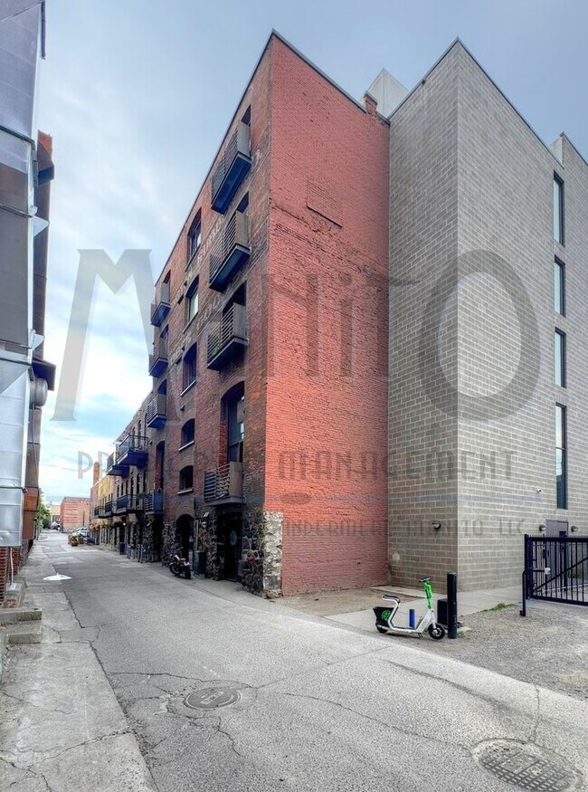 Building Photo - Stunning & Spacious Downtown Condo