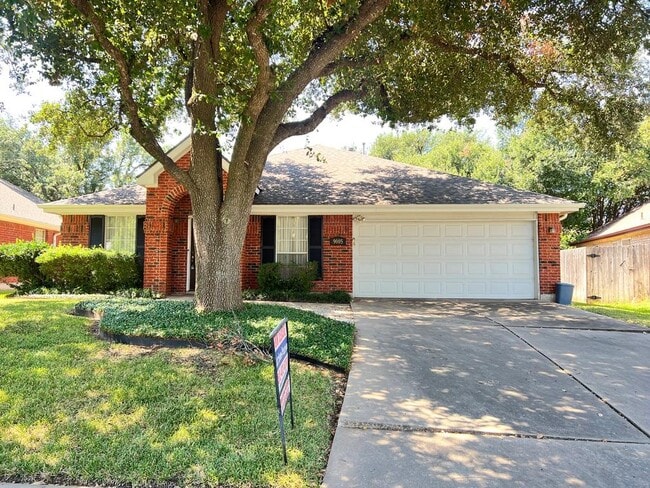 Building Photo - 9005 Martha's Dr