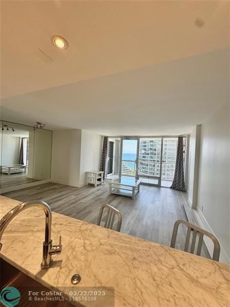 Foto del edificio - 2200 NE 33rd Ave