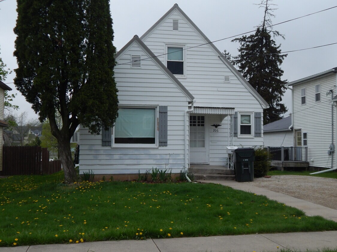 Primary Photo - 206 1st St NW