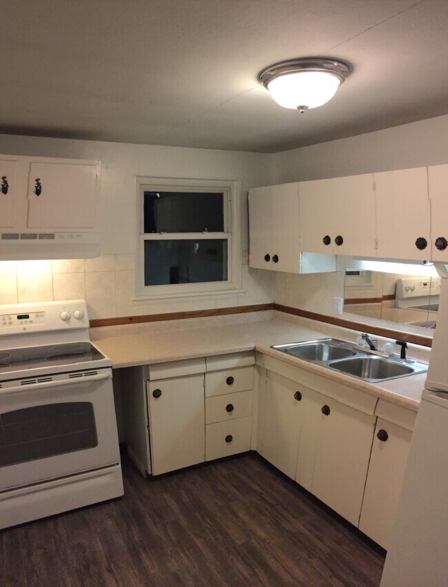 Kitchen - 3713 S Maple Ln