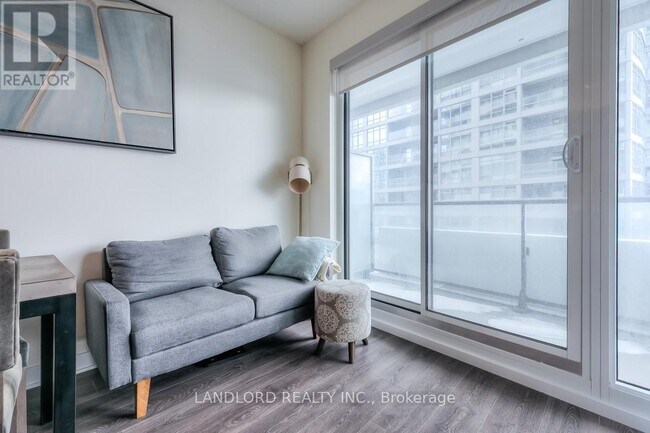 Photo du bâtiment - 2221 Yonge St