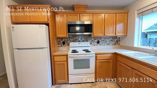 Building Photo - 664 SE Myrtlewood Pl