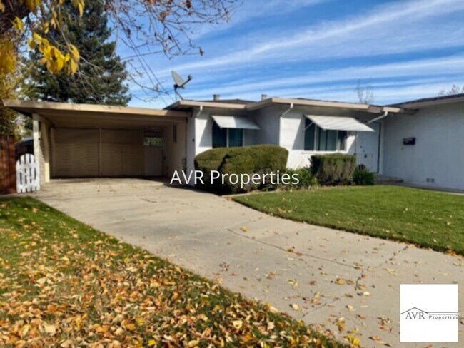 Foto del edificio - Cute duplex near downtown with new paint and carpets