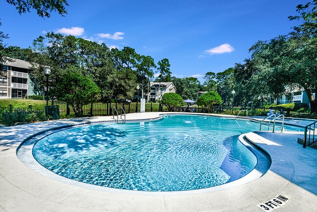 Piscina secundaria y solárium - The Waterford at Mandarin Apartments