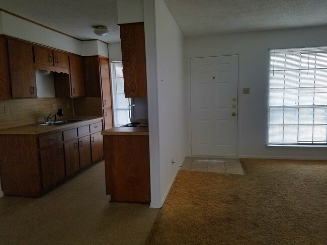 Kitchen 7 x 8, Dining 7.6 x 7.5 - 1105 Parmer Ave