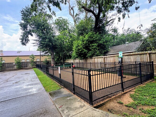 Building Photo - 5001 Lamonte Ln