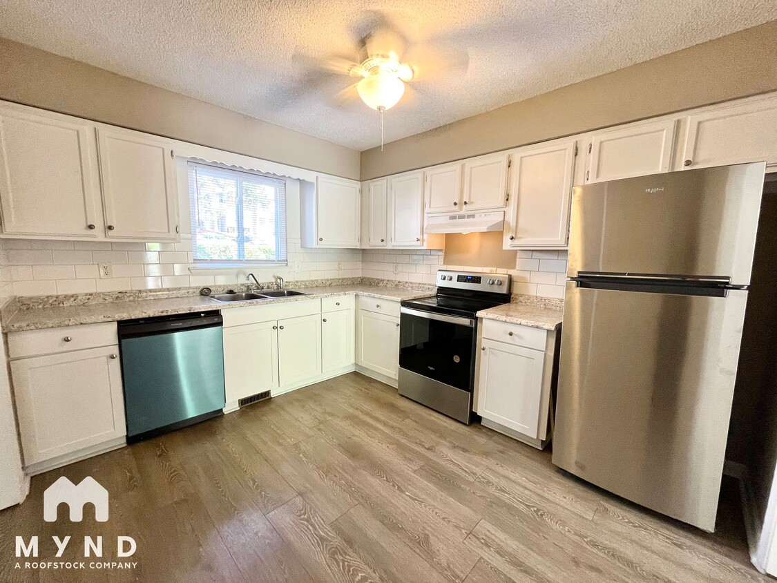 Foto principal - 4726 Walden Pond Dr