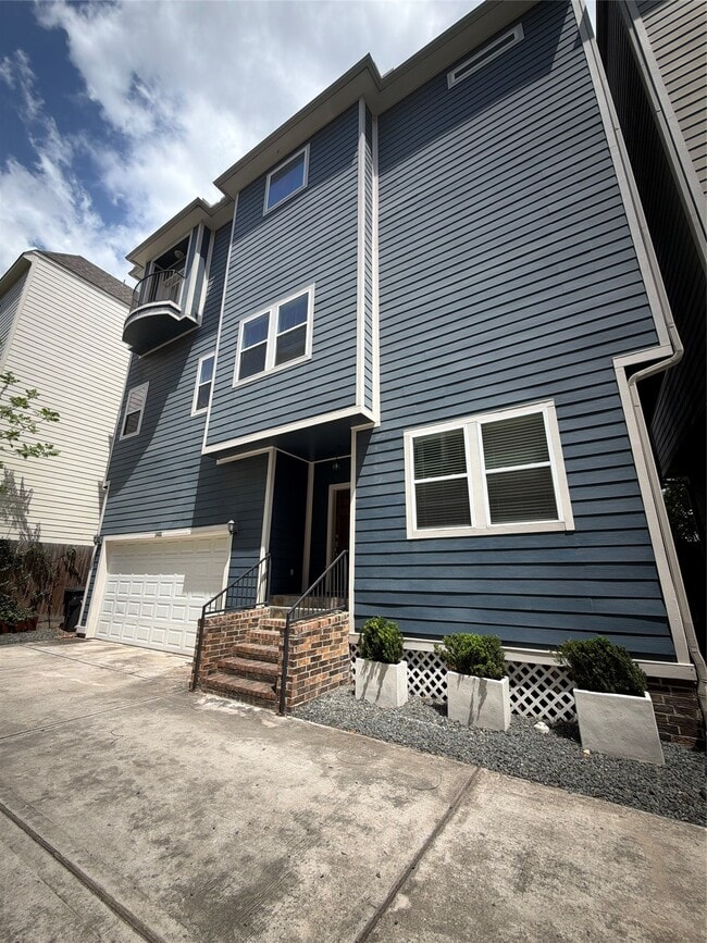 Building Photo - 1431 W 25th St