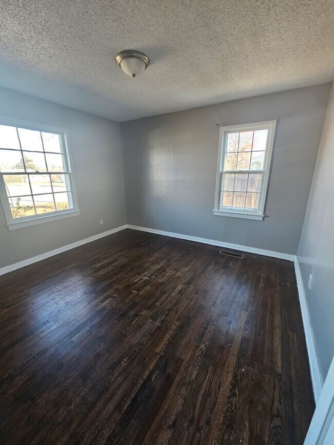 Foto del edificio - 5 Bedroom House Available In Midwest City
