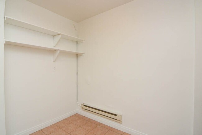 Building Photo - 516 W Melrose St