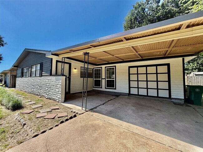 Building Photo - 920 Vivian Ave