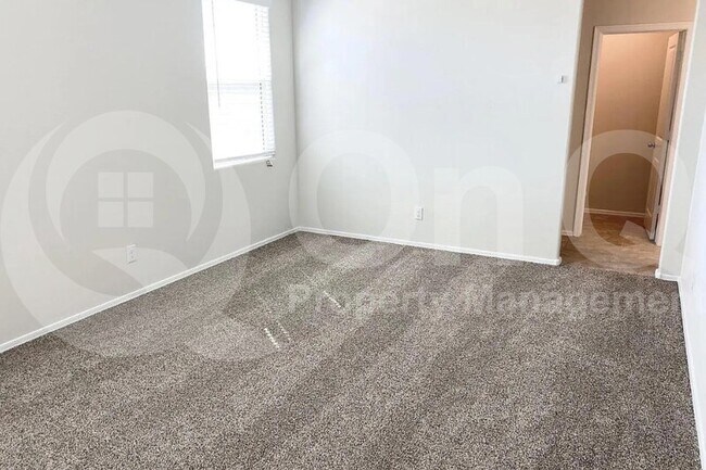 Foto del edificio - 1079 W Chimes Tower Dr