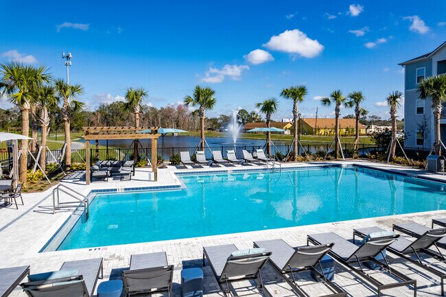 Piscina estilo centro turístico - The Hudson