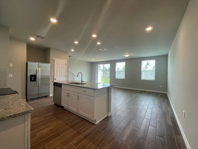 Building Photo - 3 Bedroom, 2.5 Bath Town Home in Greens at...