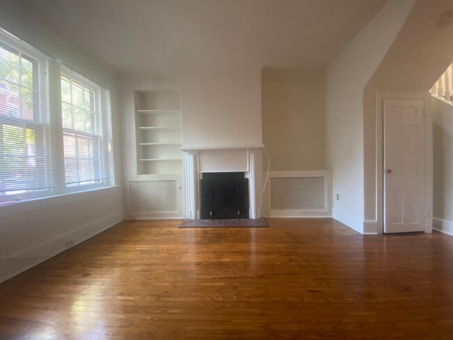 Foto del edificio - Renovated Georgetown Rowhouse Just Steps A...