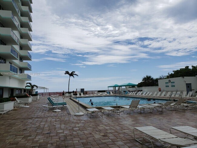 Foto del edificio - 3725 S Ocean Dr