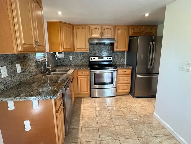 Foto del edificio - 3 bed, 2 bath with AC, hardwood/laminate f...