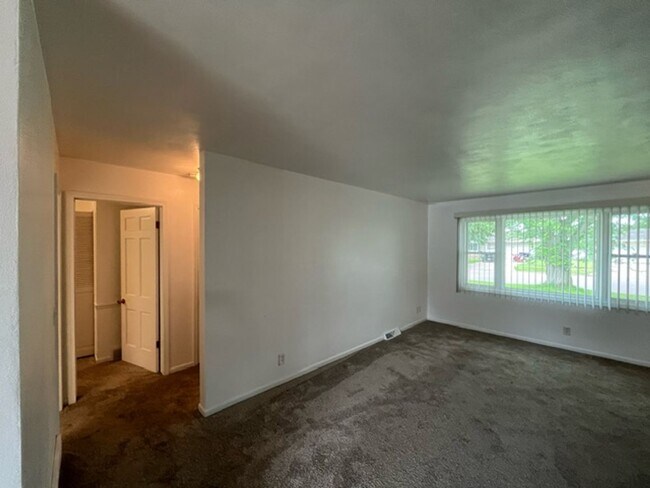 Building Photo - 521