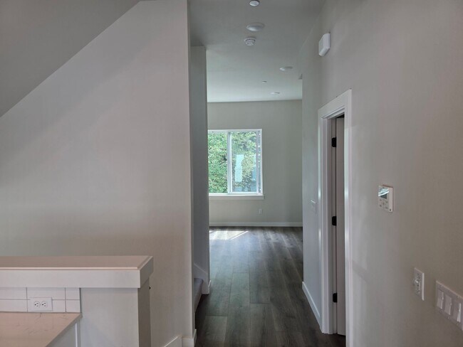 Building Photo - Beautiful New Townhouse 4BD Bothell