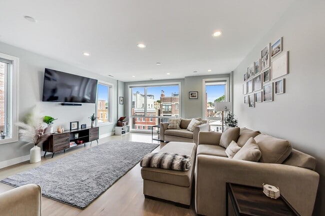 Foto del edificio - 2429 W Augusta Blvd