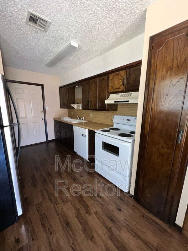 Building Photo - 2609 Oakhurst Dr
