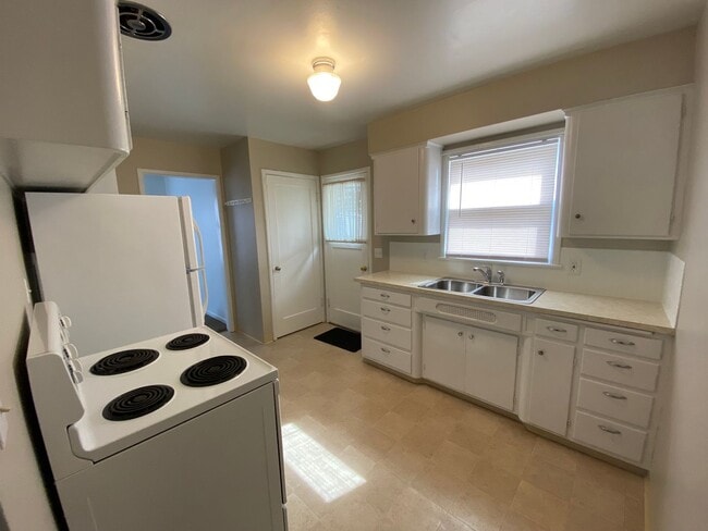 Building Photo - Beautiful South Hill Home!