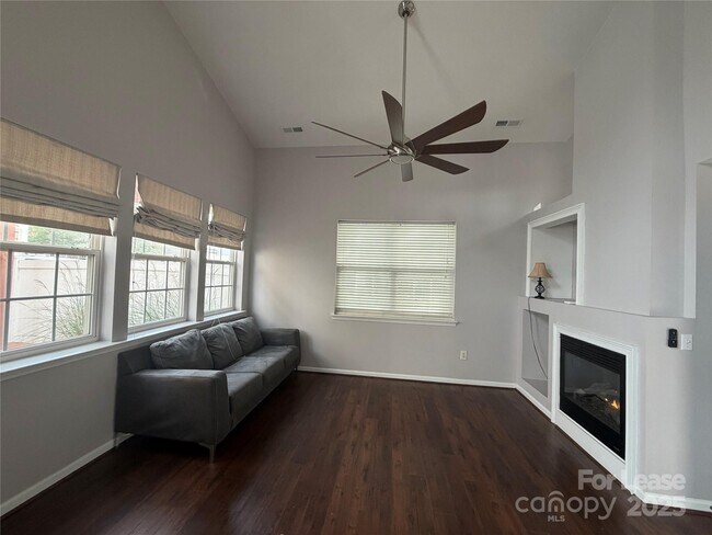 Foto del edificio - 9104 Meadowmont View Dr