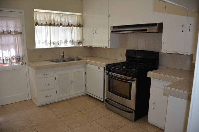Kitchen dishwasher & stove - 624 Glenwood Rd