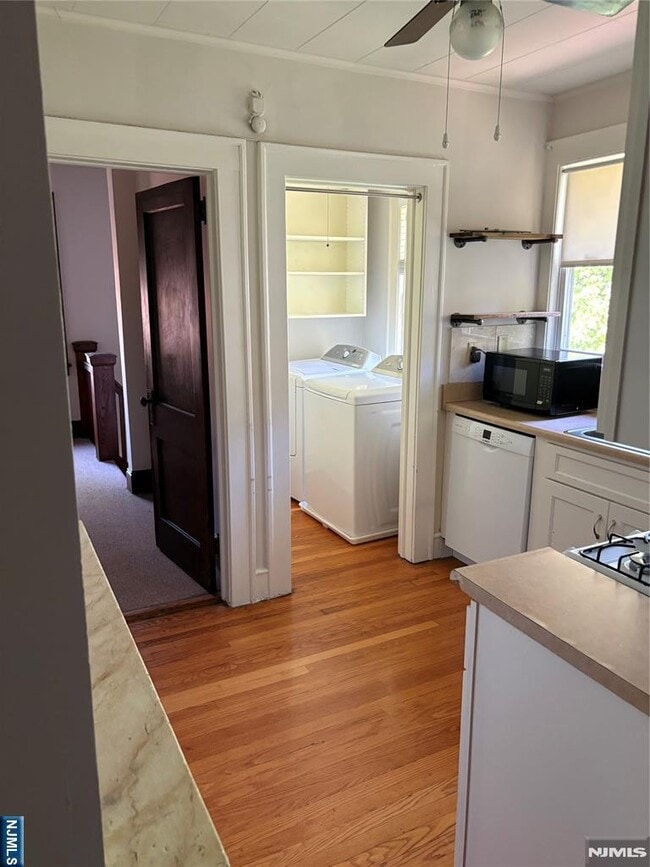 Foto del edificio - 348 Evergreen Pl