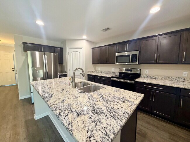 Foto del edificio - Heritage New Riverside Three Bedroom Home w. Fenced in Yard!