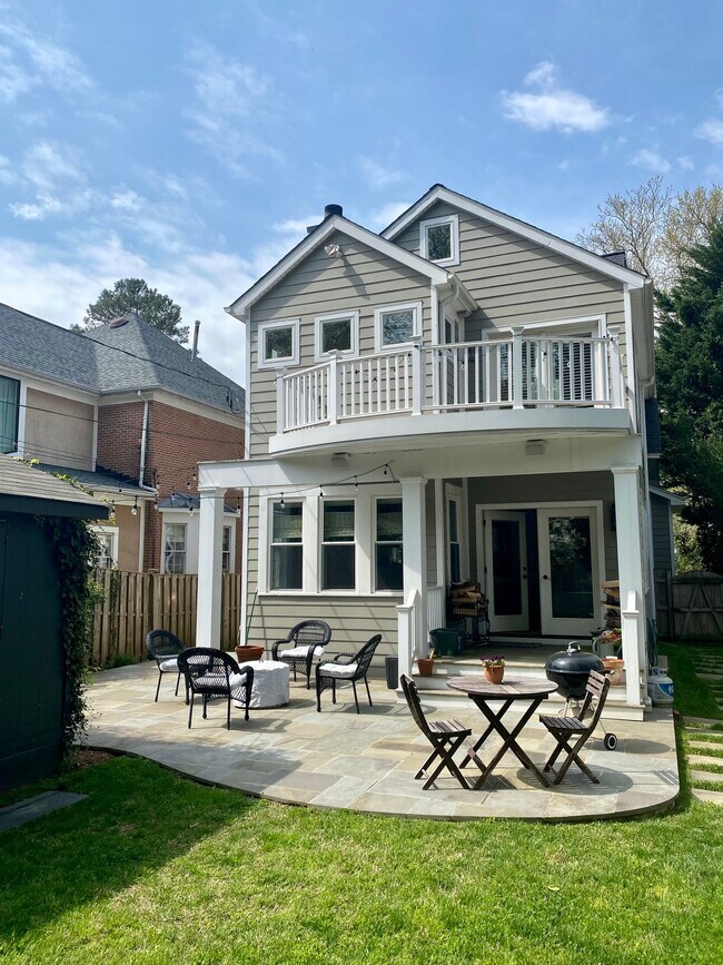 Foto del edificio - 5747 Sherier Pl NW