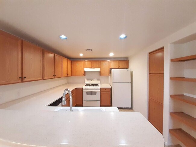 Foto del edificio - COME SEE THIS CUTE CONDO!