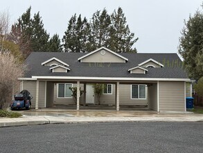 Building Photo - 2965 NE Worthington Ct