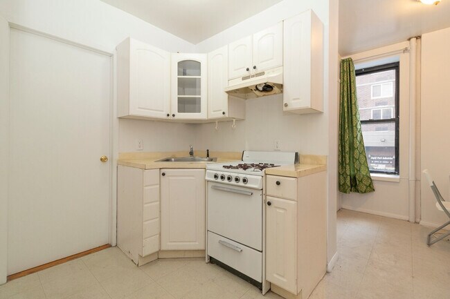 Foto del edificio - 327 E 92nd St