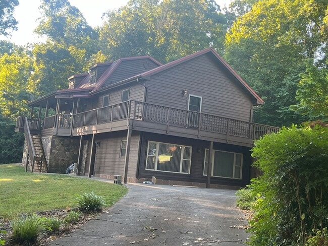 Building Photo - Large 2story in Kodak! Available Now!
