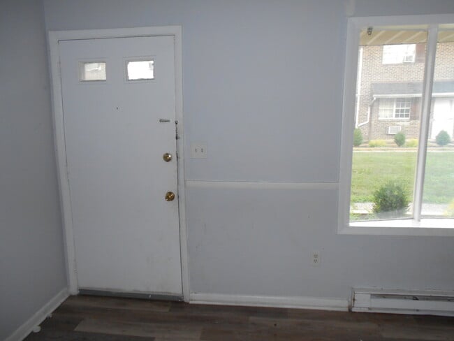 Building Photo - 867 Ulster St