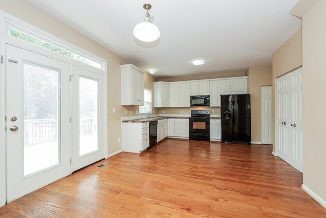 Building Photo - 2641 Churchill Dr