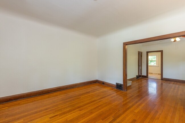 Foto del edificio - 2438 Woodmere Dr