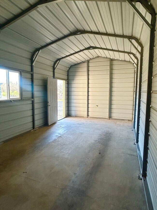 Building Photo - Great home just outside of town!