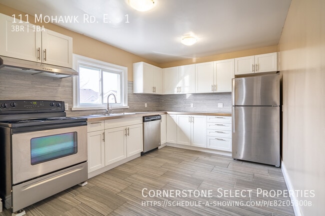 Building Photo - Updated 3 Bedroom In Triplex